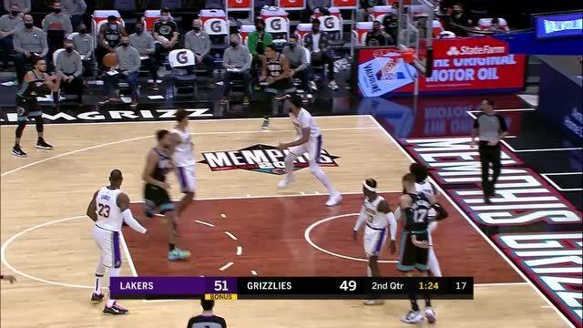  奥格斯堡防守反击犀利，高效转换斩获三分