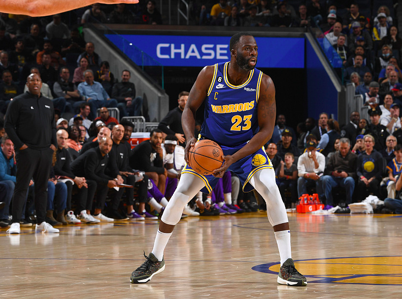  福克斯关键抢断反击上篮，国王加时险胜鹈鹕队  