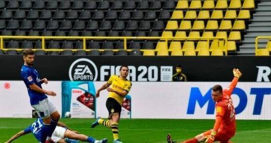  多特蒙德定位球配合默契头槌攻门得手