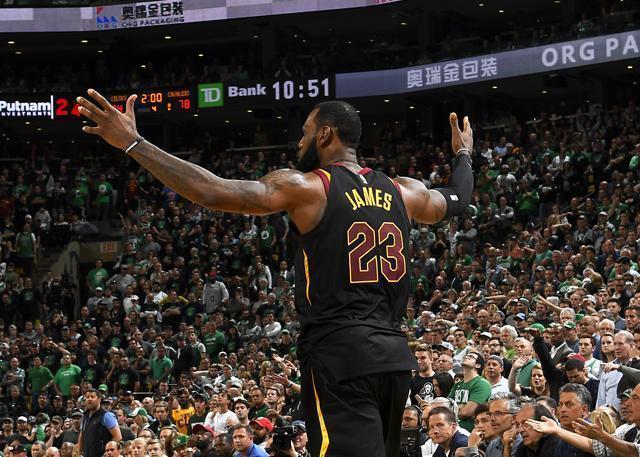  詹姆斯轰下三双数据，湖人加时险胜开拓者迎连胜