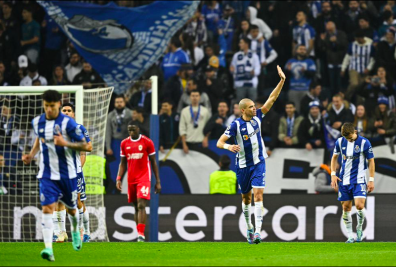  甘冈队长挺身而出，关键头槌破门锁定胜局